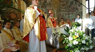 Piotrków: Ksiądz Tomasz miga dla wiernych