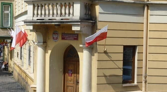 Radomsko: Zrywali flagi z muzeum