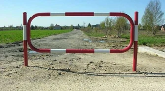 Radomsko: Zagrodzona droga - ludzie protestują