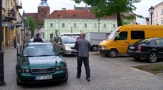 Pl. Czarnieckiego: Zamiast ławek żądają parkingów