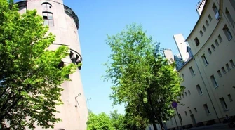 Wieża ciśnień sypie się ludziom na głowy