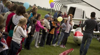 Rodziny zastępcze świętowały na lotnisku