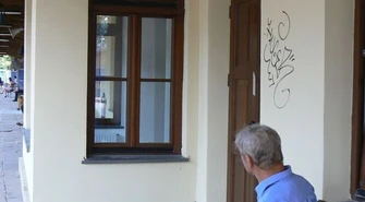 Nowa elewacja dworca PKP już zniszczona