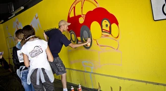 Namalowali graffiti na parkingu "Aresztu"