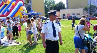 Wyciągali dzieci z bramy razem z policją