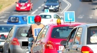 Szkoła jazdy wywiozła... w pole?