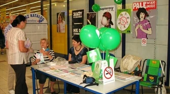 Sanepid edukował palaczy w centrum handlowym