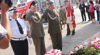 Kwiatami i hymnem uczcili powstańców Warszawy