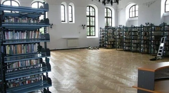 MBP: Półki wymyte, książki wyczyszczone