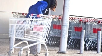 Ukradli wózki z supermarketu. Chcieli je sprzedać