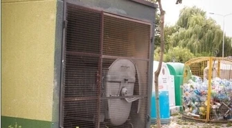 Niszczą śmietniki &#8211; mieszkańcy spółdzielni płacą