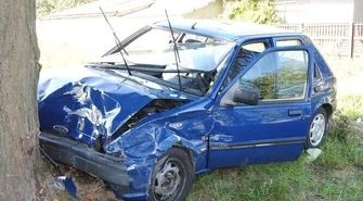 Region: Uderzyła w mercedesa i w drzewo