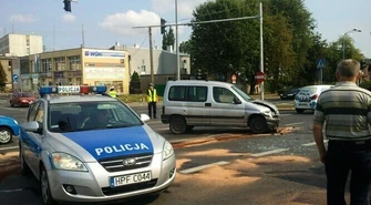 Peugeot i opel zderzyły się w centrum Piotrkowa