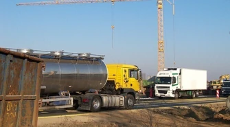 Instalowali lampę na S8 &#8211; zostali porażeni prądem