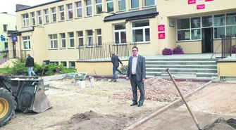 Porządkują teren przed Urzędem Gminy