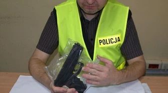 Z bronią i w kominiarce napadł na sklepową