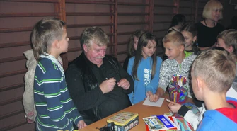  Wiesław Drabik odwiedził dzieci z Rozprzy