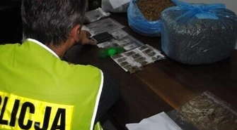 Piotrków: Zatrzymali 7 osób za handel narkotykami