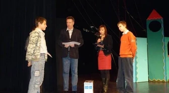 Radomsko: Wyciągają dzieci z bramy 