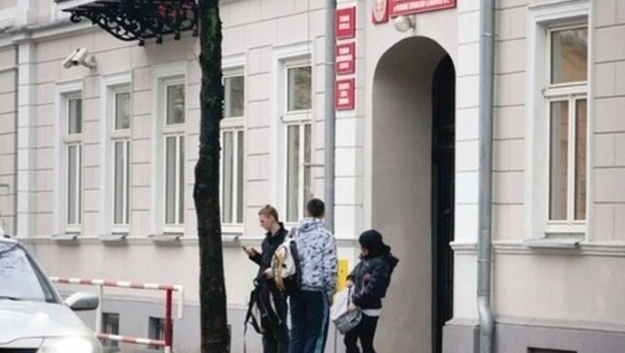 Czyj interes reprezentowany jest w tej szkole?