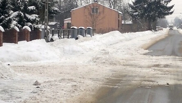 Służby drogowe odśnieżają, mieszkańcy zasypują
