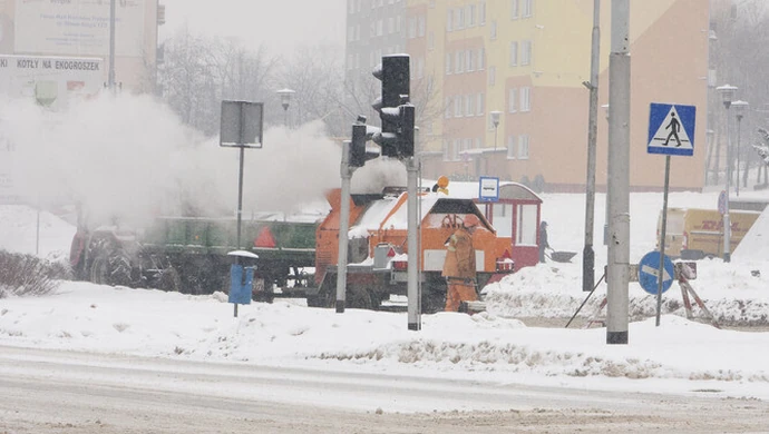 Śnieg pada, drogowcy łatają dziury