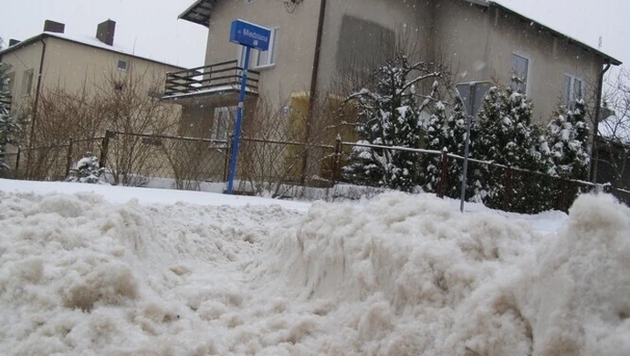 Matka wozi niepełnosprawnego na sankach