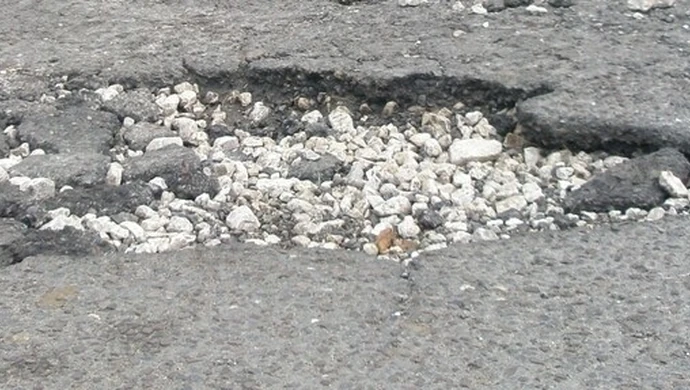 Radny wjeżdża w dziurę &#8211; koło do naprawy