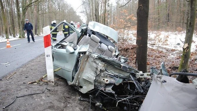 Rozpędzony samochód uderzył w drzewo – piłkarz zginął na miejscu