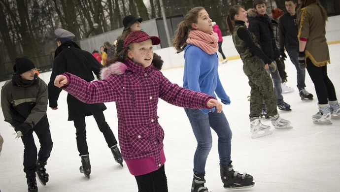 Bawili się na piotrkowskim lodowisku
