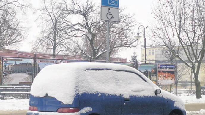 Granatowe seicento na celowniku kierowców