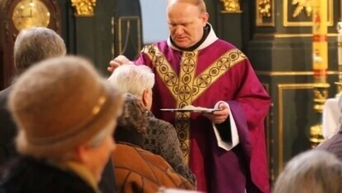 Księża sypią głowy popiołem