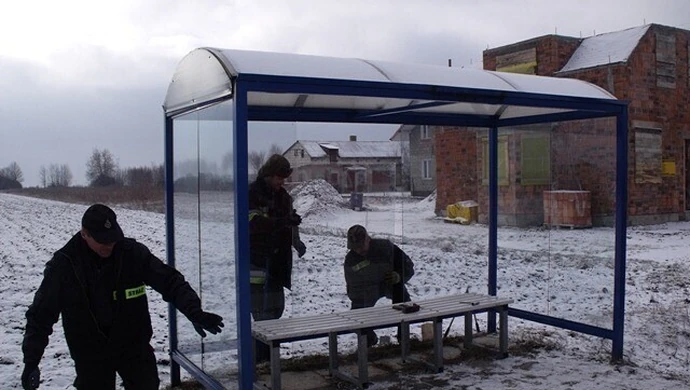 Wybite szyby, zdemolowane ławki