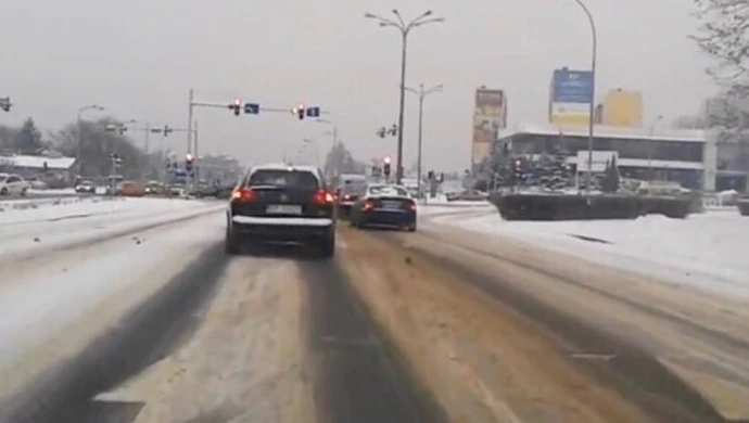 Drogi pod śniegiem – nie wszyscy kierowcy zadowoleni