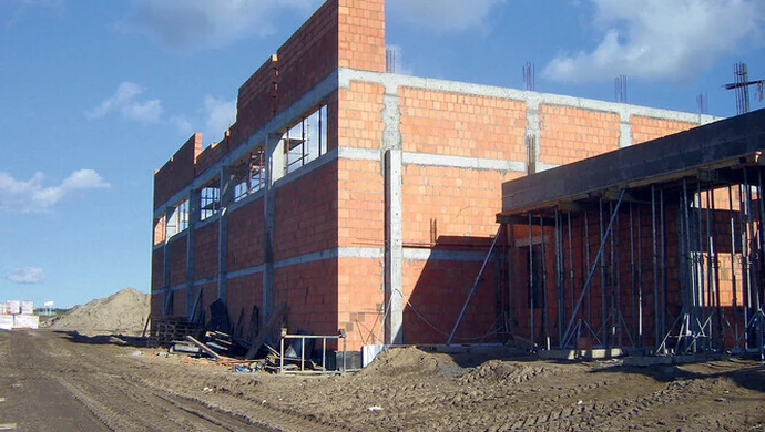 Szkoła w Jarostach w stanie surowym