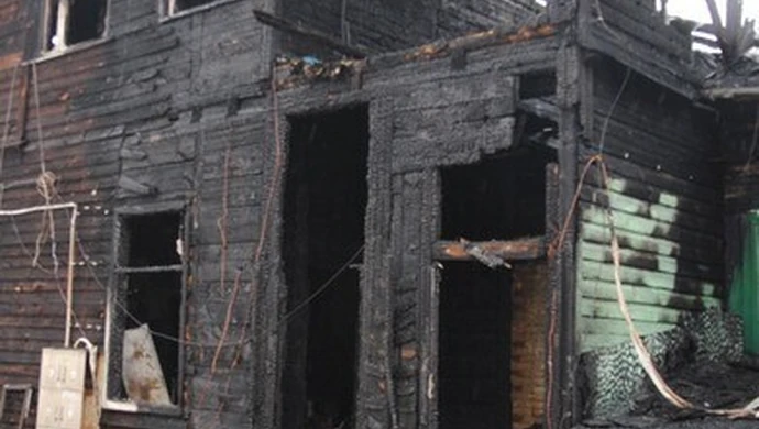 Spłonął drewniany budynek, ewakuowano 15 osób