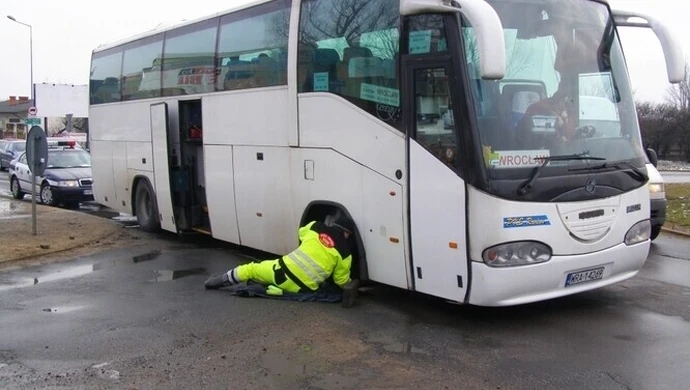 Autobus urwał koło na rondzie Sulejowskim