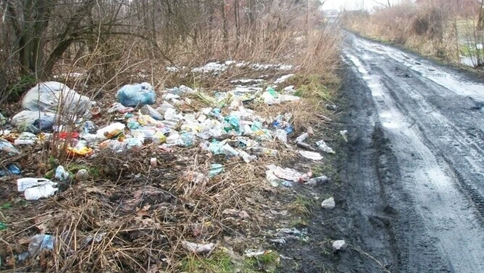 Góry śmieci czekają na usunięcie