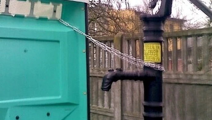 Toaletę postanowili przykuć łańcuchem