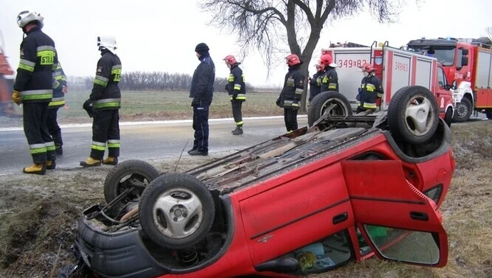 Dwa samochody dachowały &#8211; na drogach ślisko