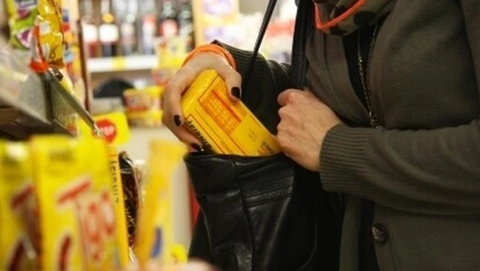 Kradną wszystko: wódkę, prezerwatywy, żółty ser