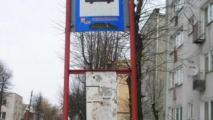 Na przystankach brakuje rozkładów i porządku
