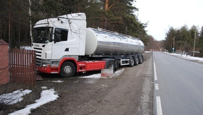 TIR uderzył w ogrodzenie - nie żyje 57-letni kierowca