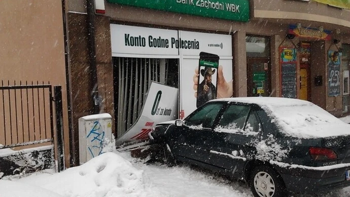 Wjechał peugeotem w budynek banku