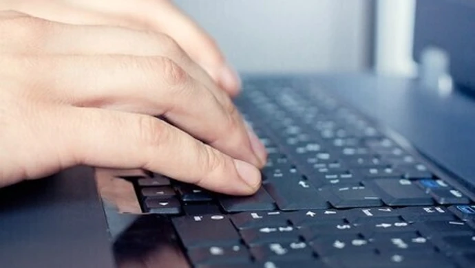 21-latka wyłudzała pieniądze przez Internet