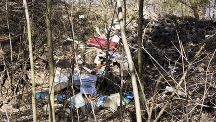 Śmieci witają wjeżdżających do Piotrkowa