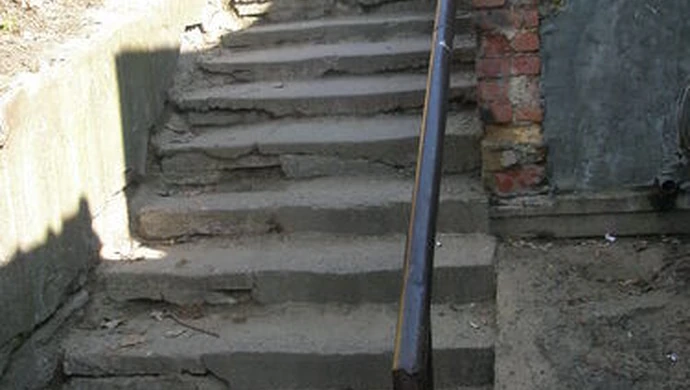 Schody jak z okresu wojny. Zagrażają bezpieczeństwu?