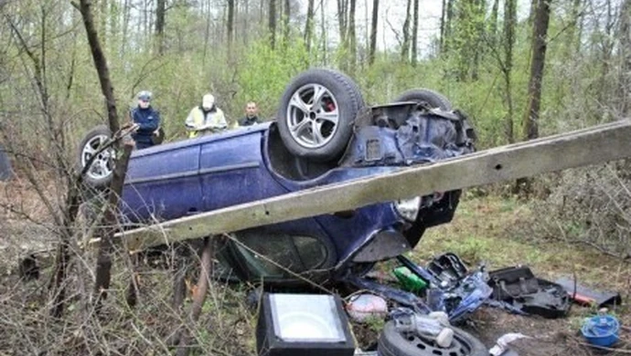 Samochód uderzył w słup energetyczny. Jedna osoba nie żyje