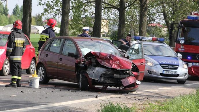 Wypadek na Łódzkiej - opel wylądował w rowie