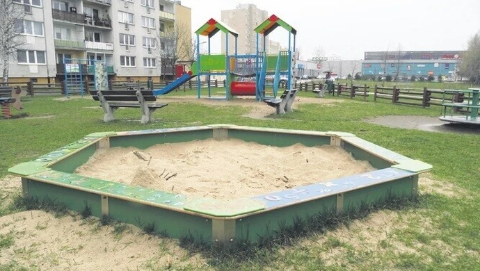 Śmieci "wylewają" się już na ziemię